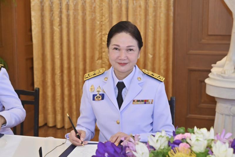 นายวราวุธ ศิลปอาช�