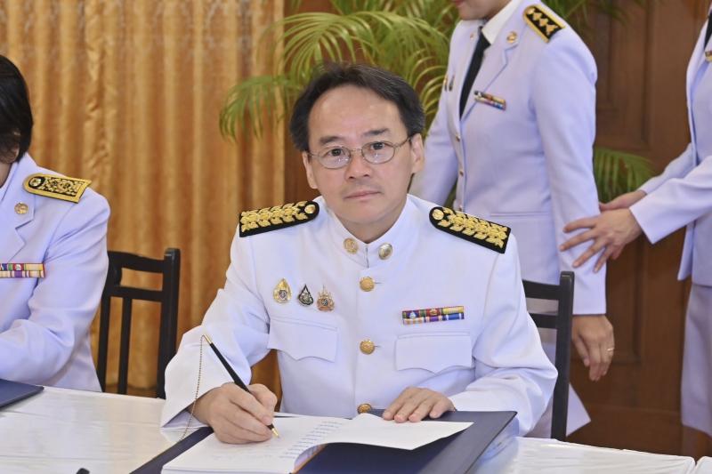 นายวราวุธ ศิลปอาช�