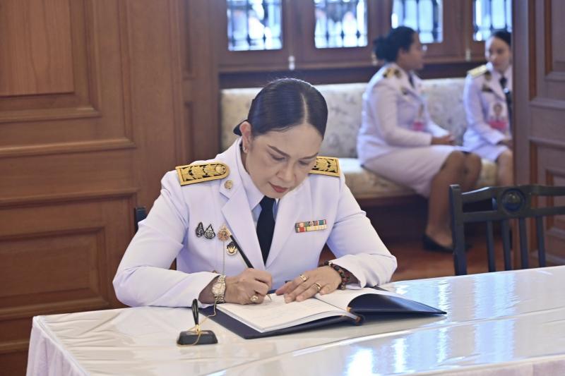 นายวราวุธ ศิลปอาช�