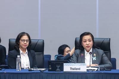 นางจตุพร โรจนพานิ�