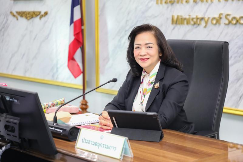 นางจตุพร โรจนพานิ�