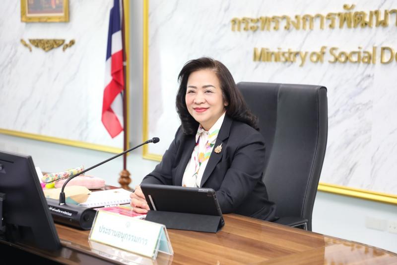 นางจตุพร โรจนพานิ�