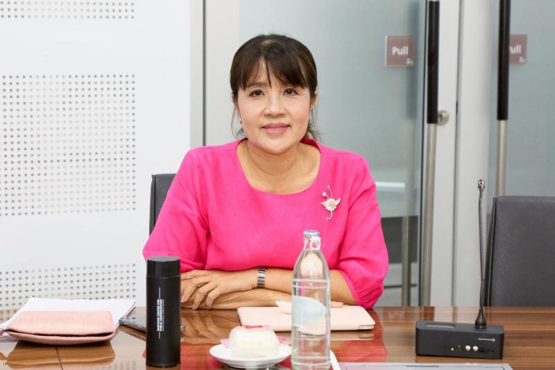 นางสาวสุนีย์ ศรีส�