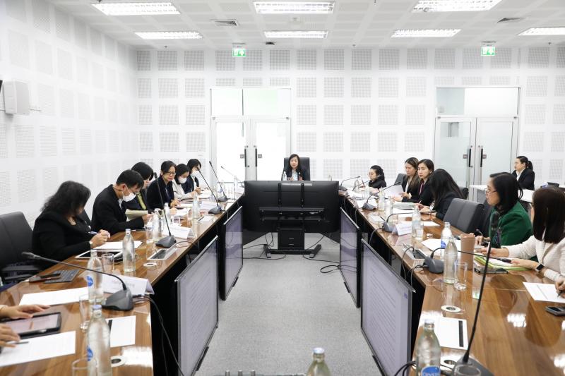 นางจตุพร โรจนพานิ�