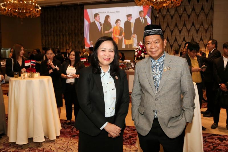 นางจตุพร โรจนพานิ�