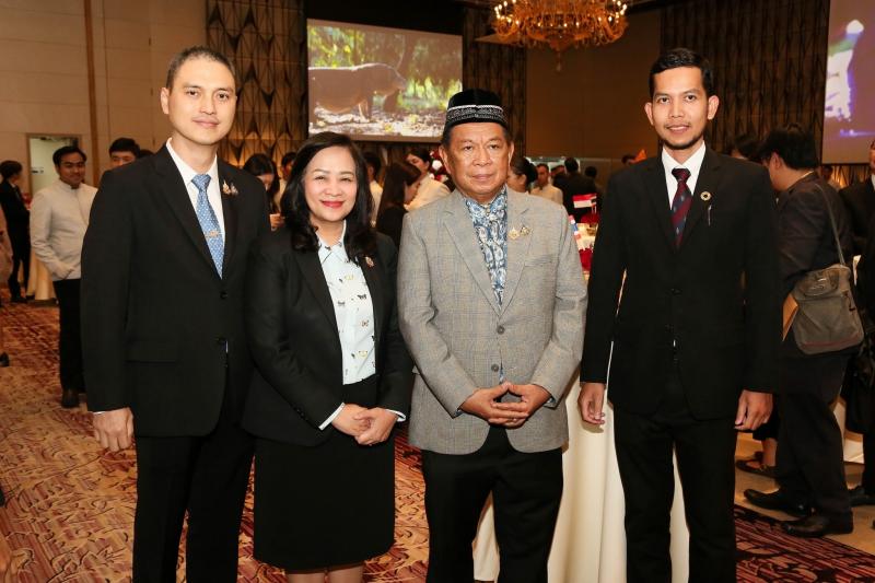 นางจตุพร โรจนพานิ�