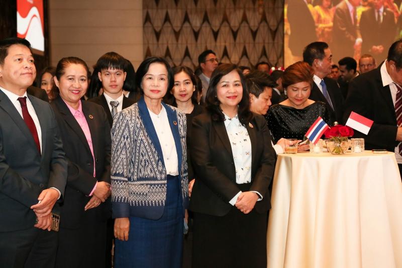 นางจตุพร โรจนพานิ�