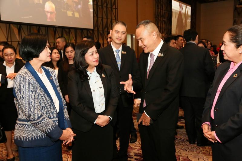 นางจตุพร โรจนพานิ�