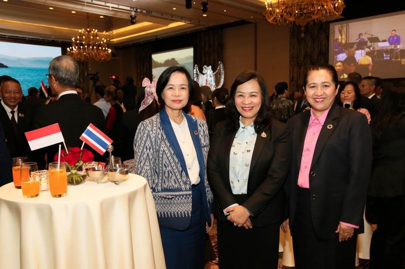 นางจตุพร โรจนพานิ�