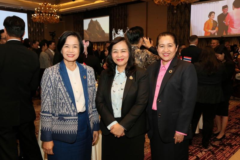 นางจตุพร โรจนพานิ�