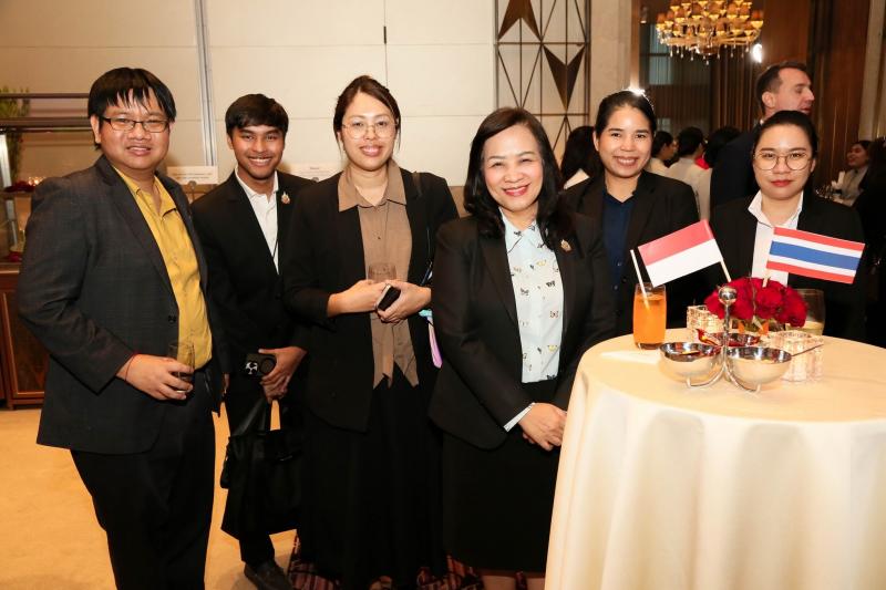 นางจตุพร โรจนพานิ�