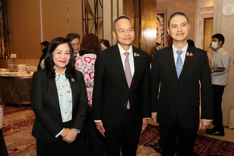 นางจตุพร โรจนพานิ�