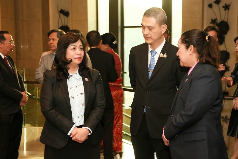 นางจตุพร โรจนพานิ�