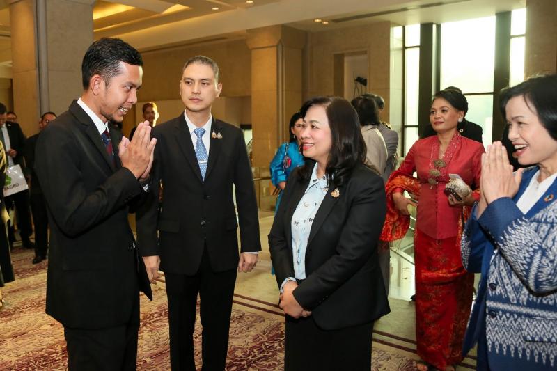 นางจตุพร โรจนพานิ�