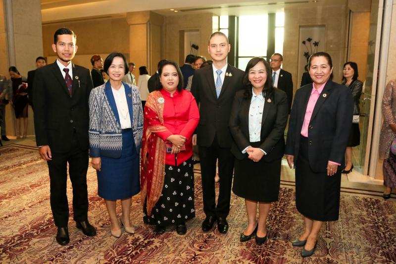 นางจตุพร โรจนพานิ�