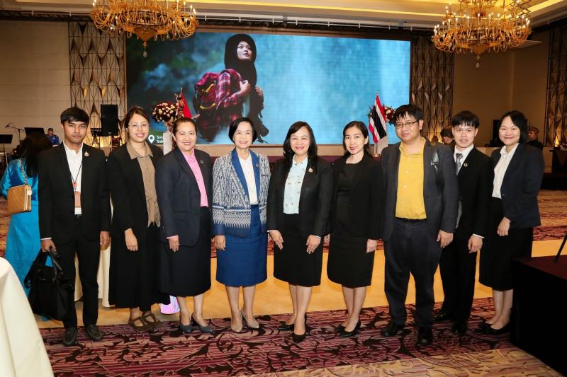 นางจตุพร โรจนพานิ�