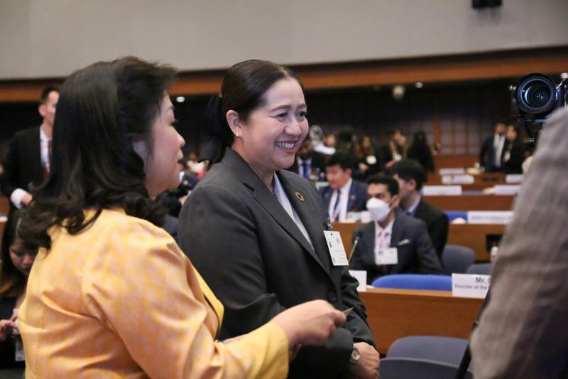 นางจตุพร โรจนพานิ�