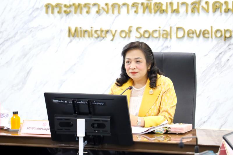 นางจตุพร โรจนพานิ�