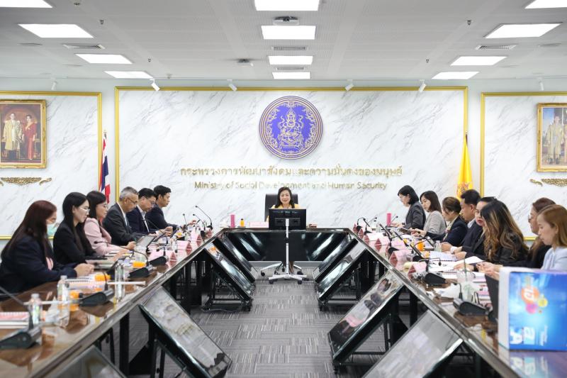 นางจตุพร โรจนพานิ�