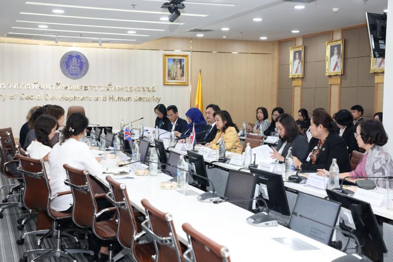 นางจตุพร โรจนพานิ�