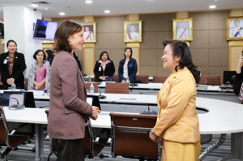 นางจตุพร โรจนพานิ�