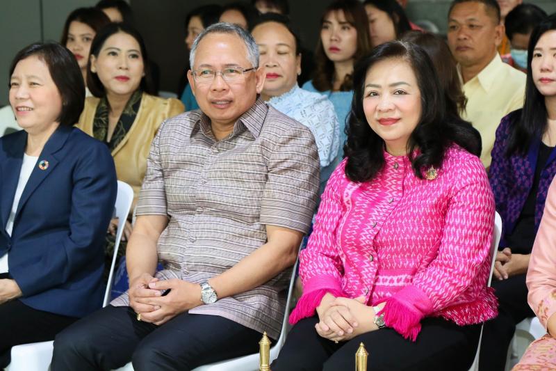 นางจตุพร โรจนพานิ�