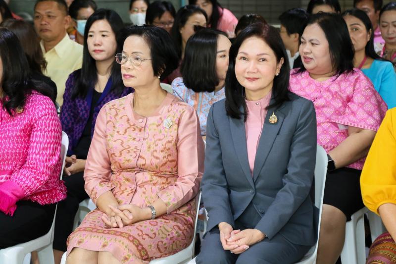 นางจตุพร โรจนพานิ�