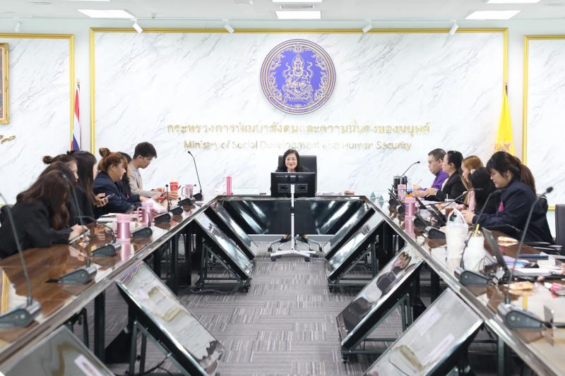 นางจตุพร โรจนพานิ�