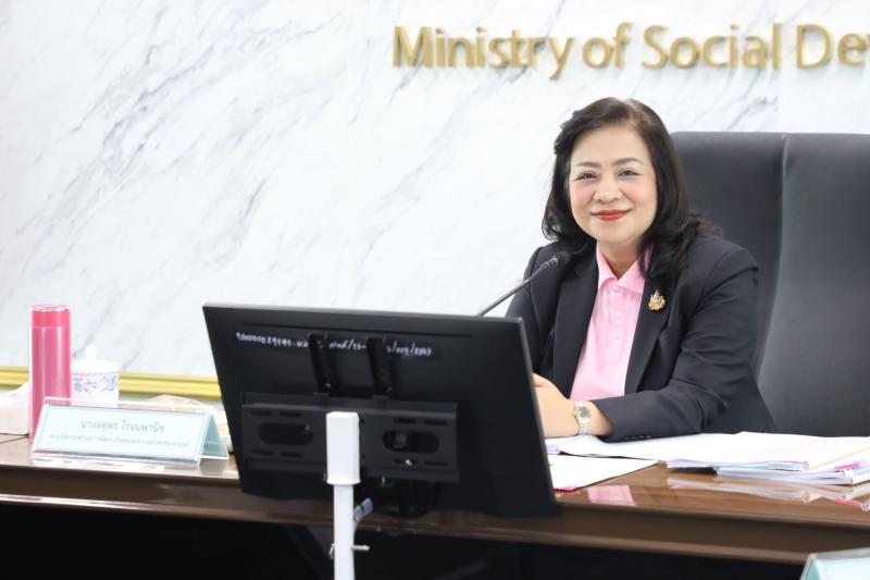นางจตุพร โรจนพานิ�