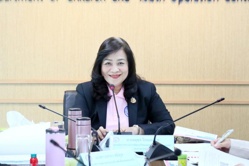 นางจตุพร โรจนพานิ�