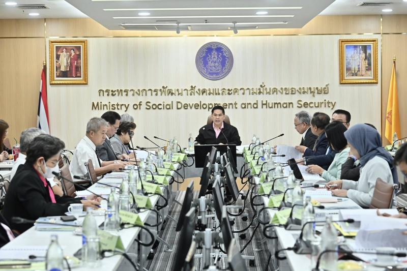 รมว.พม. เป็นประธาน�