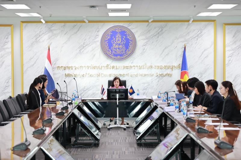 นางจตุพร โรจนพานิ�