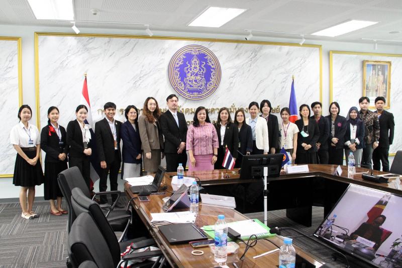 นางจตุพร โรจนพานิ�
