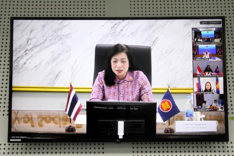 นางจตุพร โรจนพานิ�
