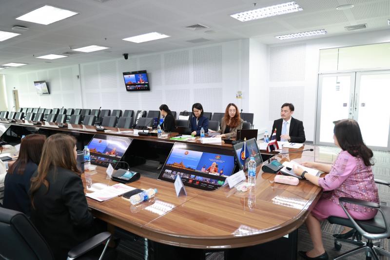 นางจตุพร โรจนพานิ�