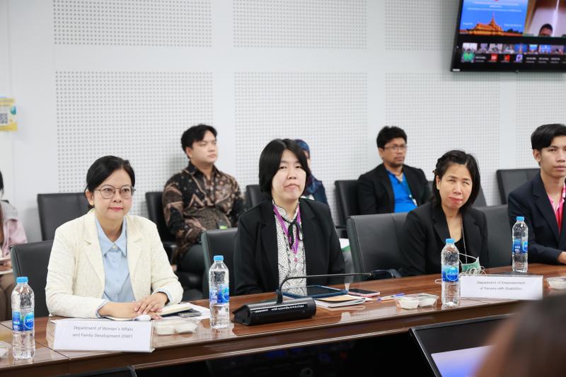 นางจตุพร โรจนพานิ�