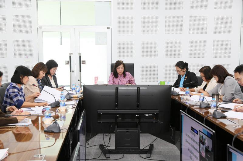 นางจตุพร โรจนพานิ�