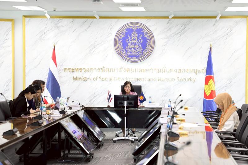 นางจตุพร โรจนพานิ�