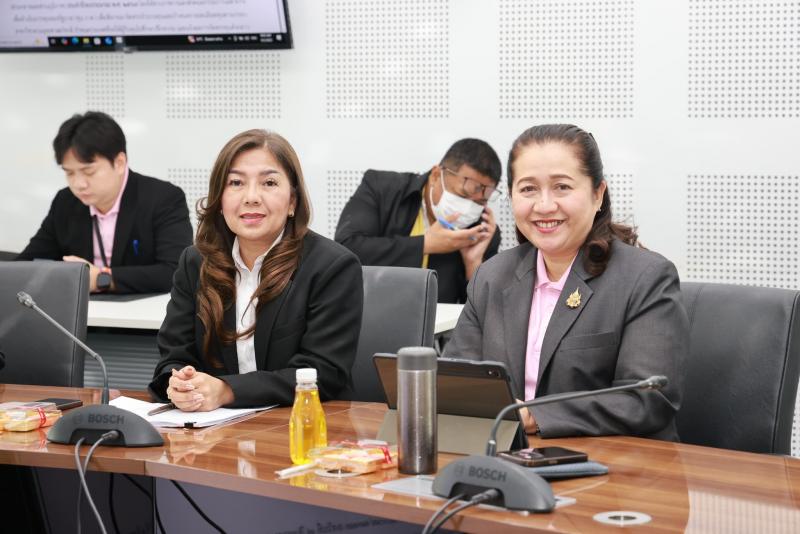 นางจตุพร โรจนพานิ�