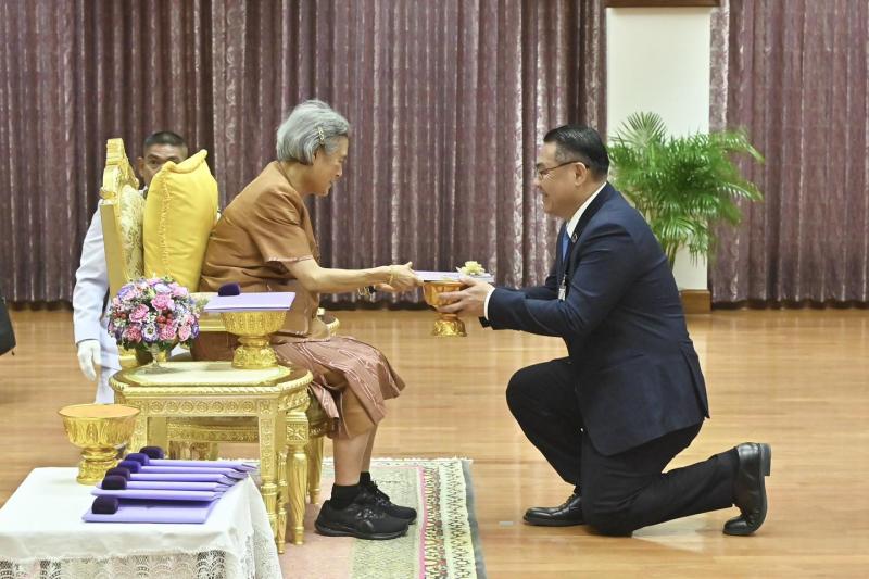 นายวราวุธ ศิลปอาช�