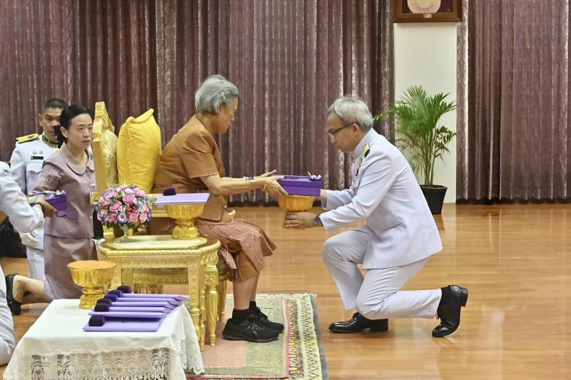นายวราวุธ ศิลปอาช�