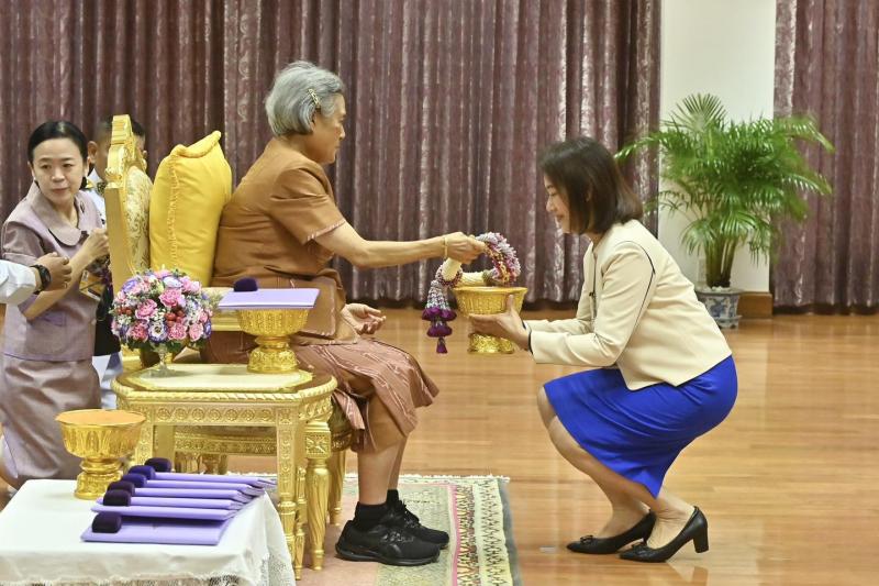 นายวราวุธ ศิลปอาช�