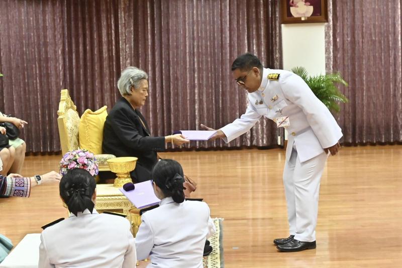นายวราวุธ ศิลปอาช�