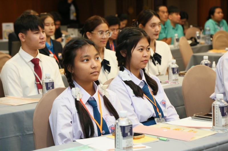 นางจตุพร โรจนพานิ�