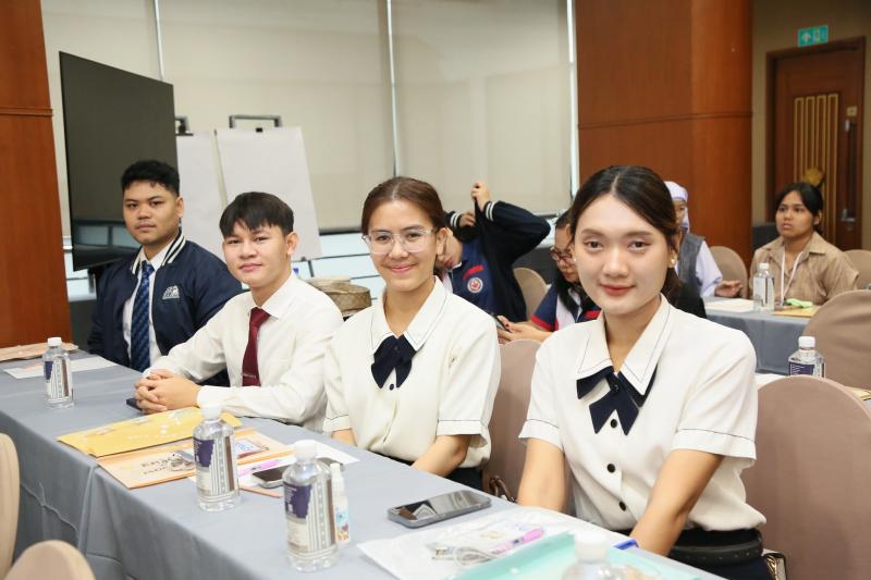 นางจตุพร โรจนพานิ�