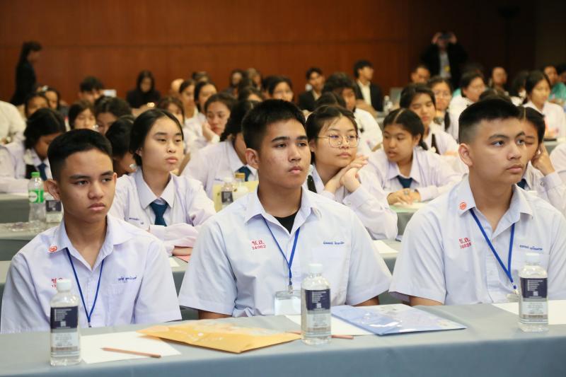 นางจตุพร โรจนพานิ�