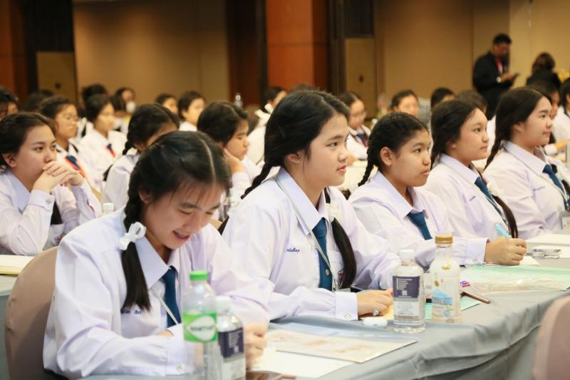 นางจตุพร โรจนพานิ�