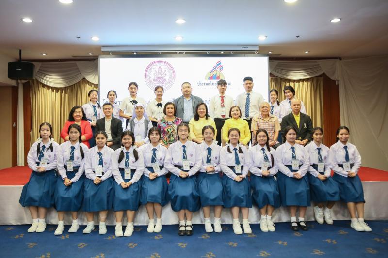 นางจตุพร โรจนพานิ�