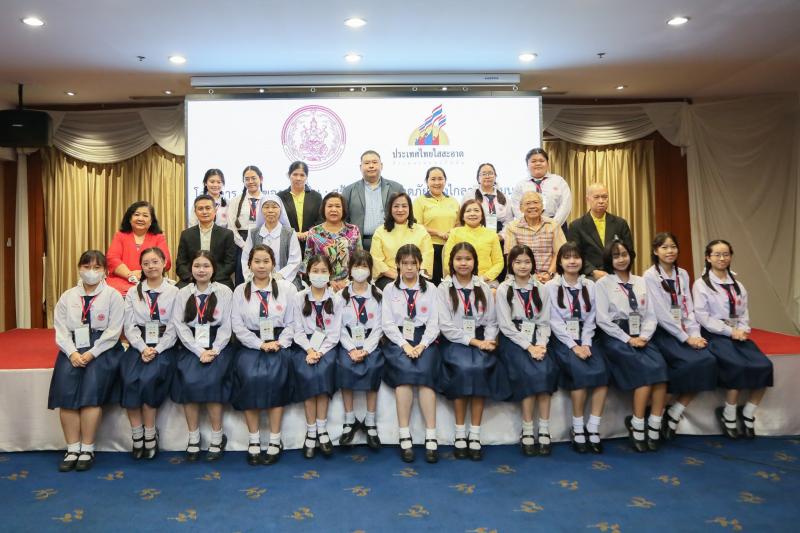 นางจตุพร โรจนพานิ�
