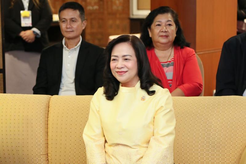 นางจตุพร โรจนพานิ�